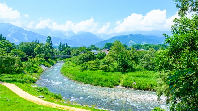 山あいを流れる川と里の風景