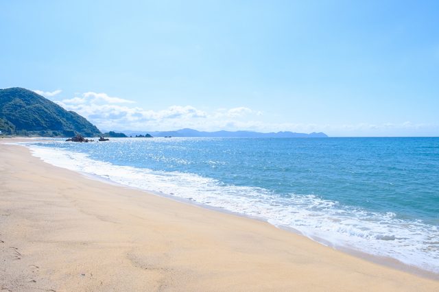 穏やかな砂浜と海
